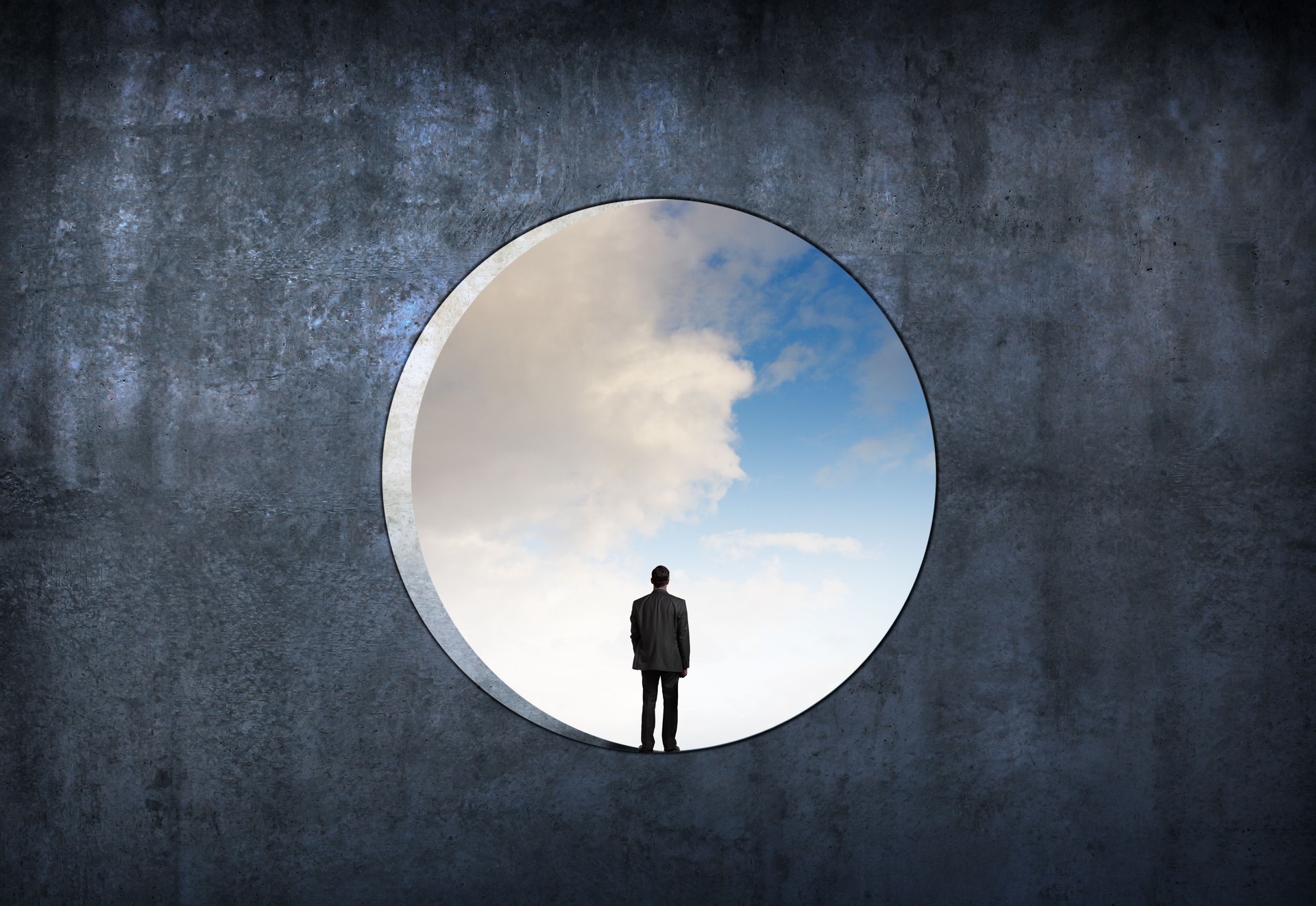 Mann Steht In Großem Kreisförmigen Fenster