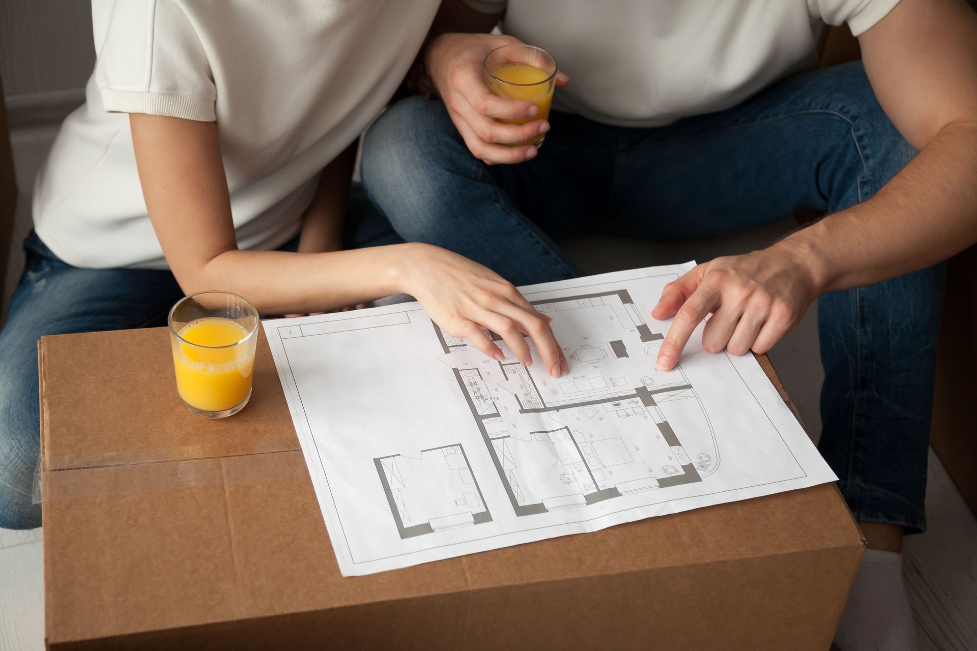 Junges Paar diskutieren Haus Architekturplan hautnah